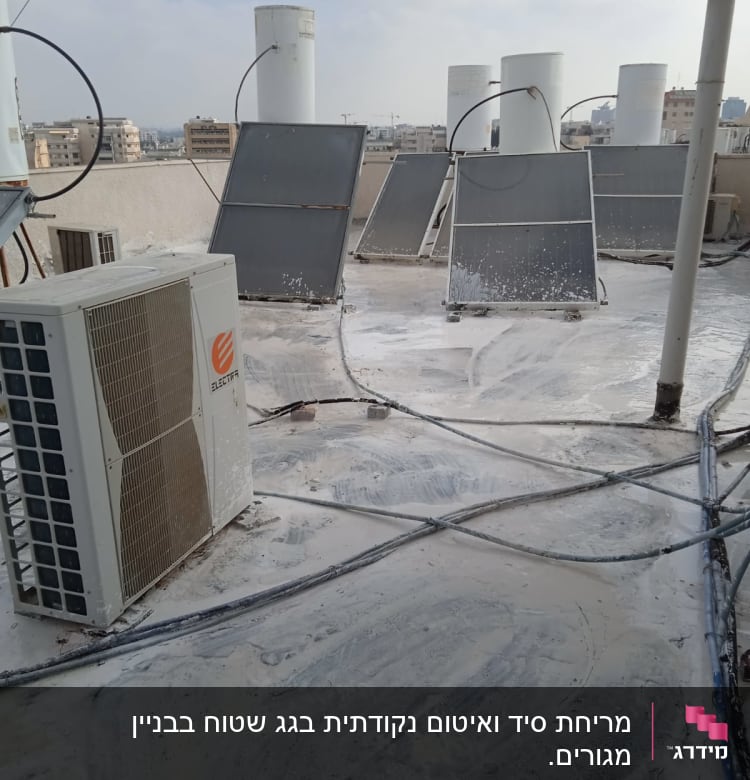 גג עם ציפוי איטום לבן, צינורות ומזגן